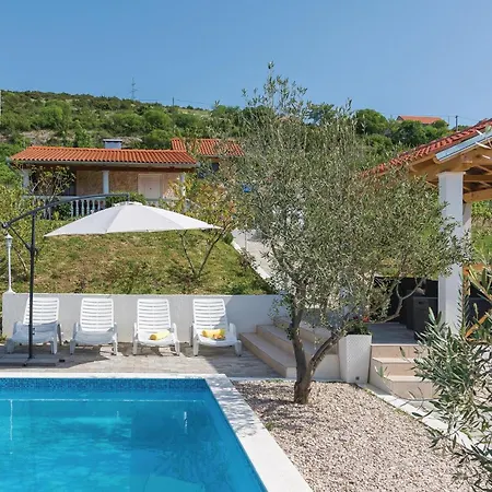 One-bedroom In Danilo Дом отдыха