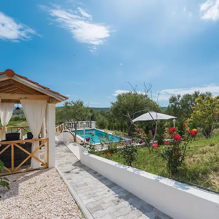 Дом отдыха One-bedroom In Danilo *